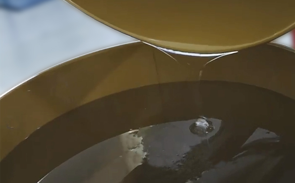 什么原因?qū)е履＞吖枘z冒油？