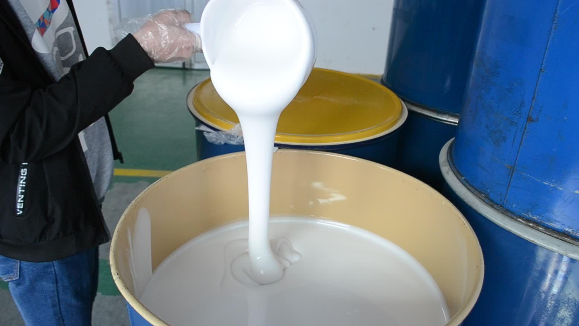 選購模具硅膠如何適應(yīng)小批量與大批量生產(chǎn)的靈活需求？